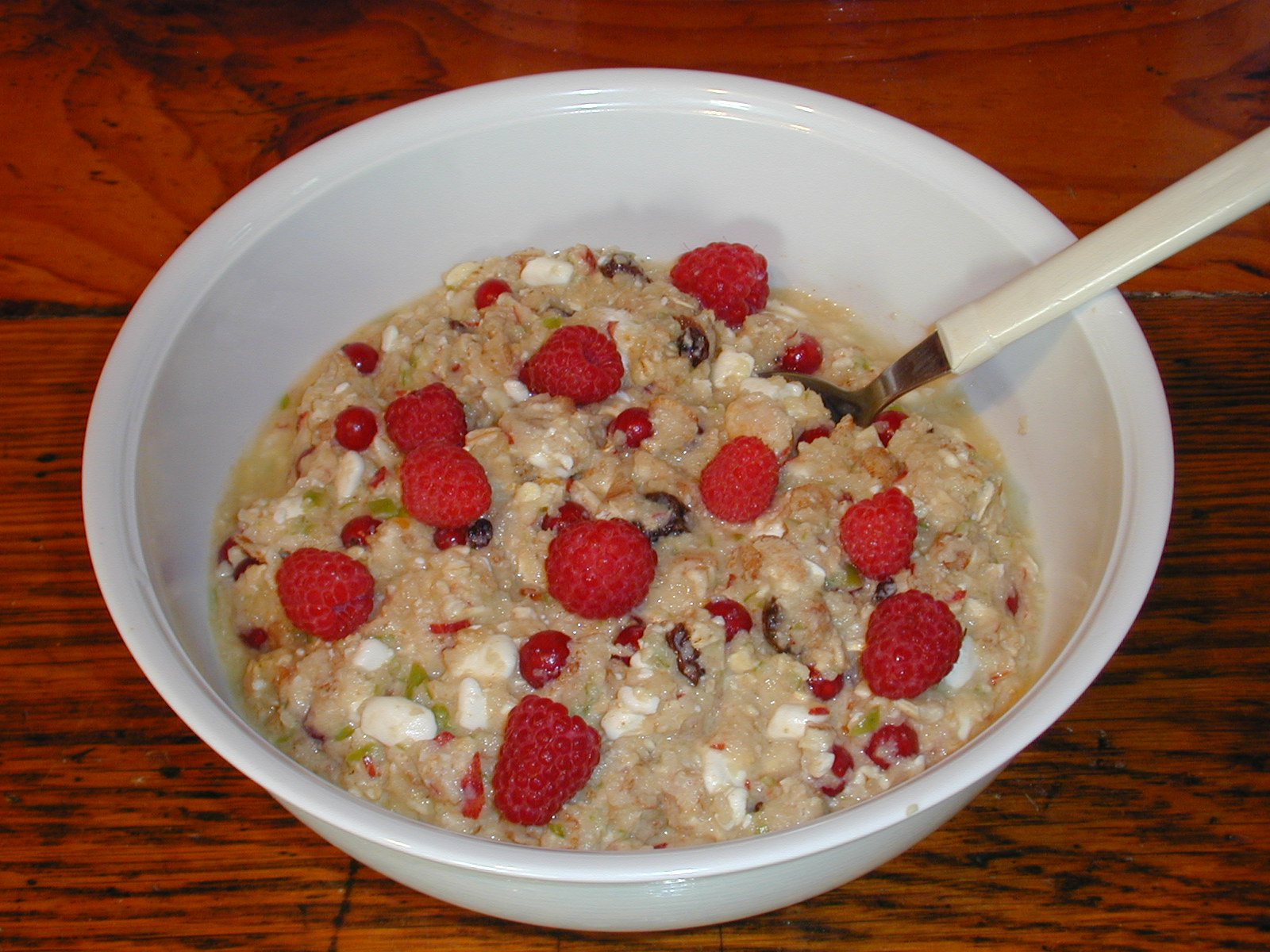 Oats & Muesli 500g — Bowl of oats with raspberries